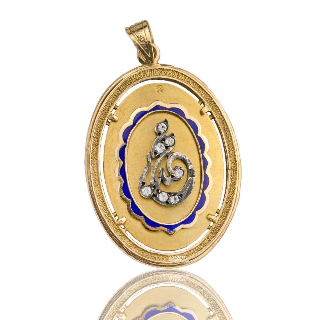 Antico ciondolo in Oro 18 Kt decorazione a smalto con Zaffiri bianchi